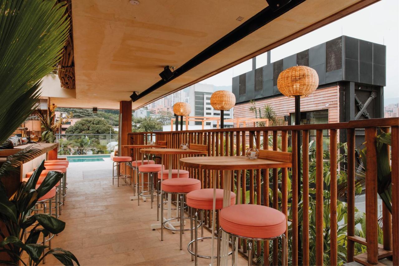 The Click Clack Hotel Medellín Esterno foto The bar at the top of the hotel