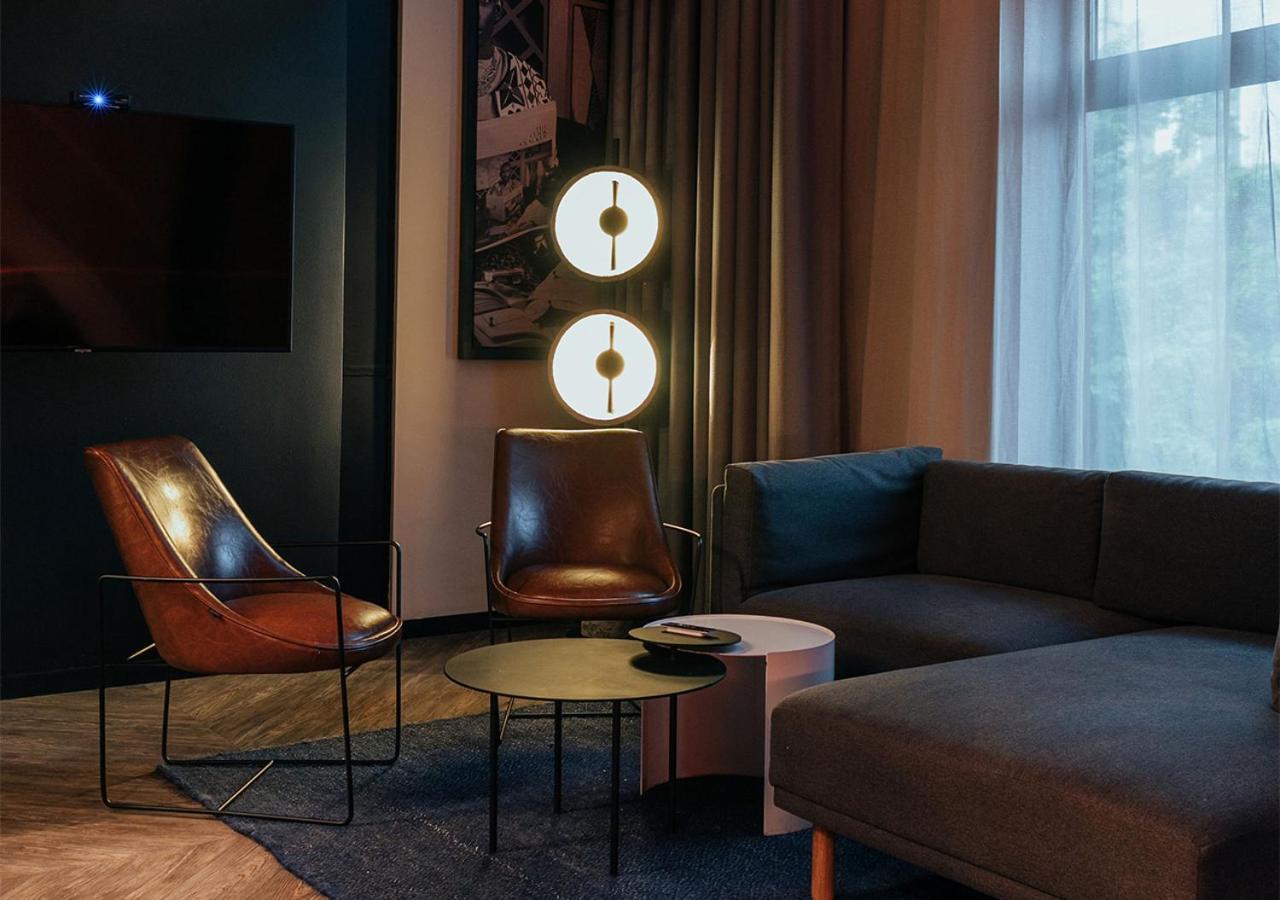The Click Clack Hotel Medellín Esterno foto A floor lamp