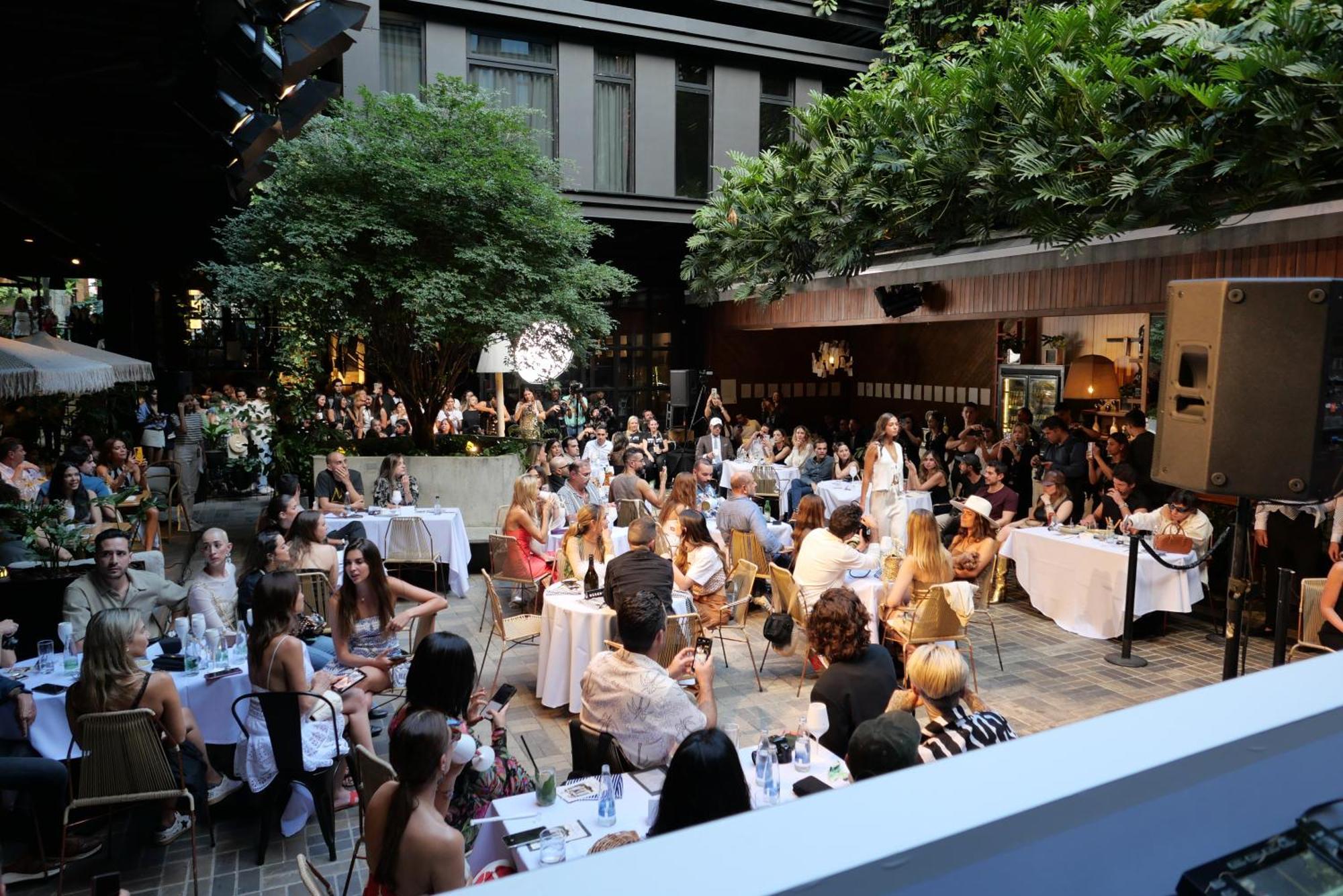 The Click Clack Hotel Medellín Esterno foto The courtyard of the hotel