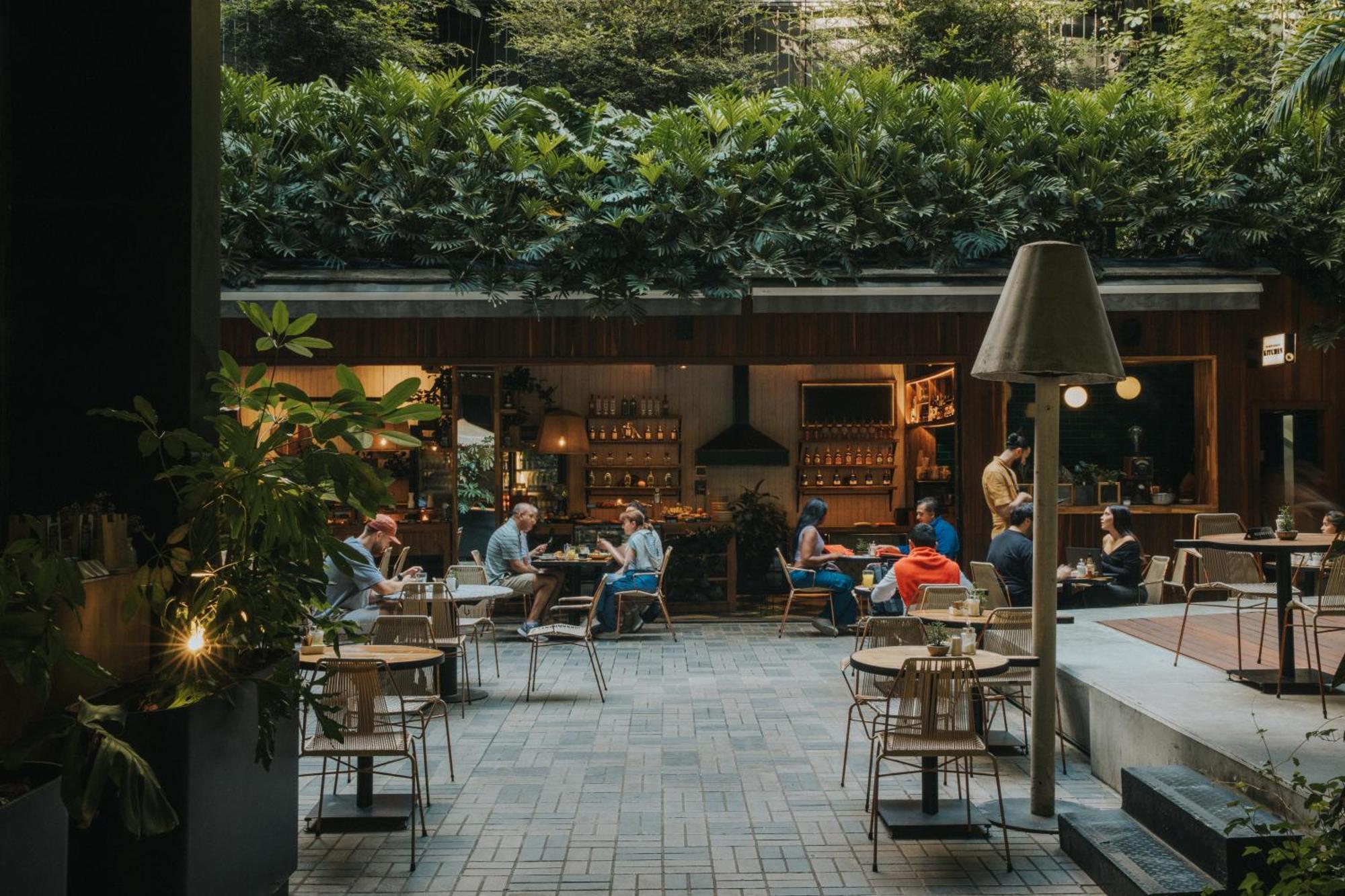 The Click Clack Hotel Medellín Esterno foto The courtyard at the hotel
