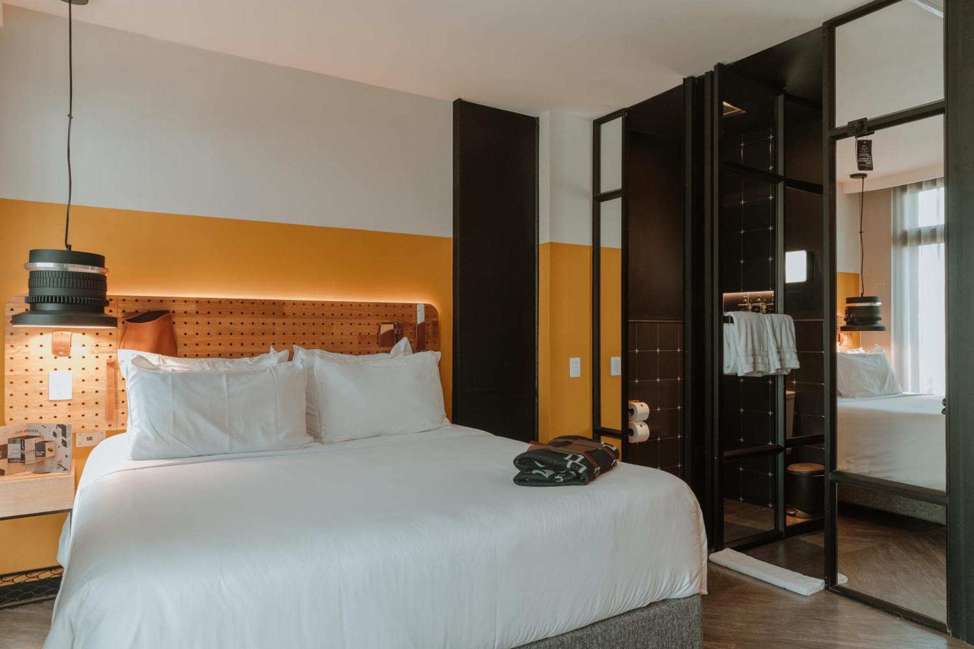 The Click Clack Hotel Medellín Esterno foto A room at the hotel