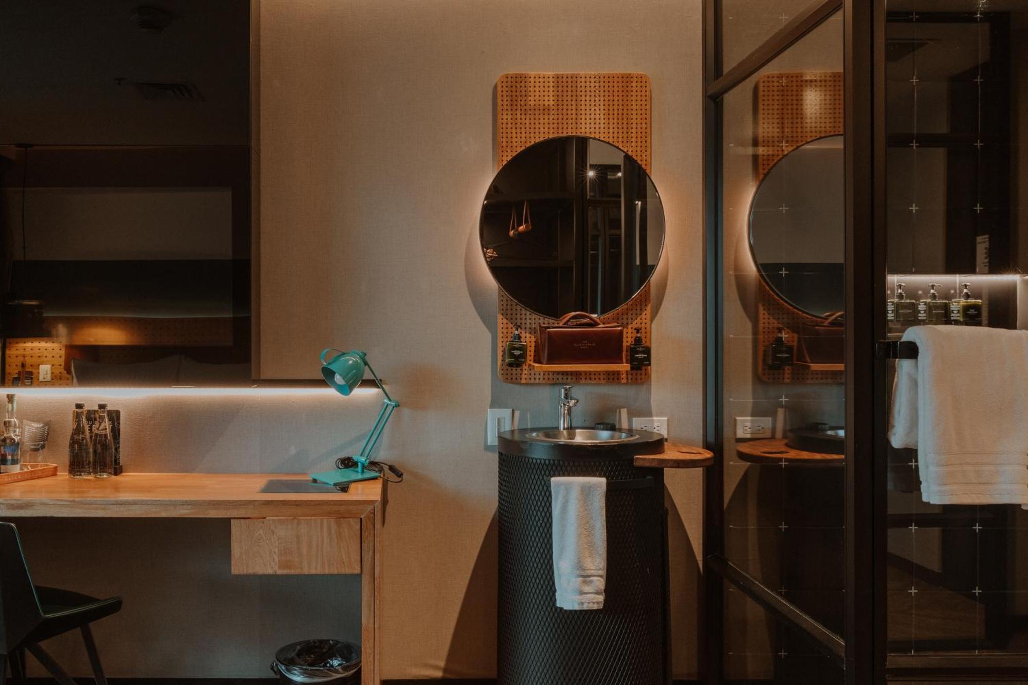 The Click Clack Hotel Medellín Esterno foto Bathroom at the Hotel