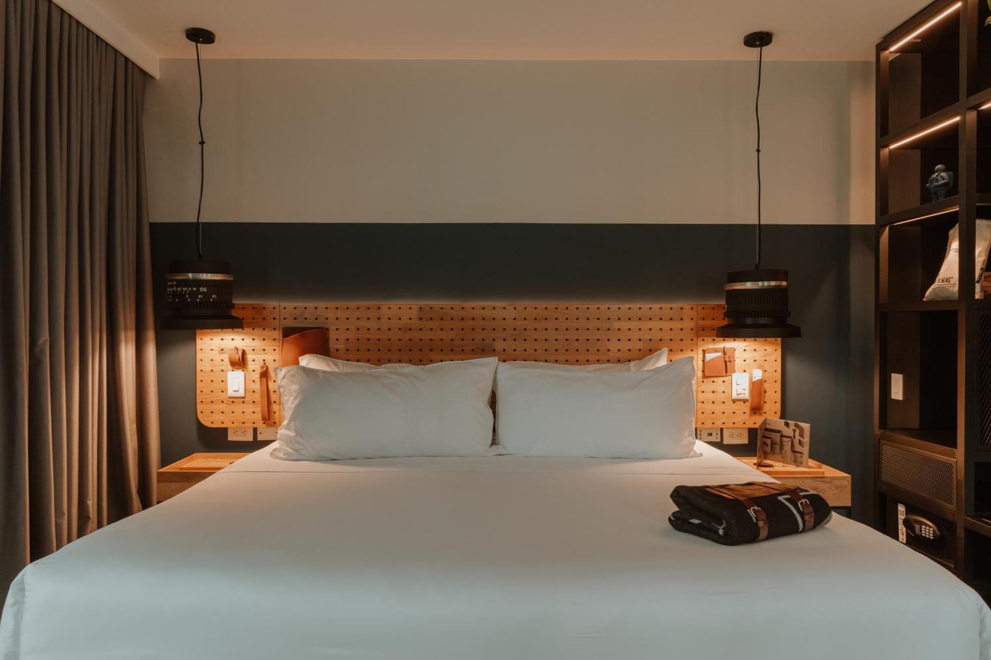 The Click Clack Hotel Medellín Esterno foto A room at the hotel
