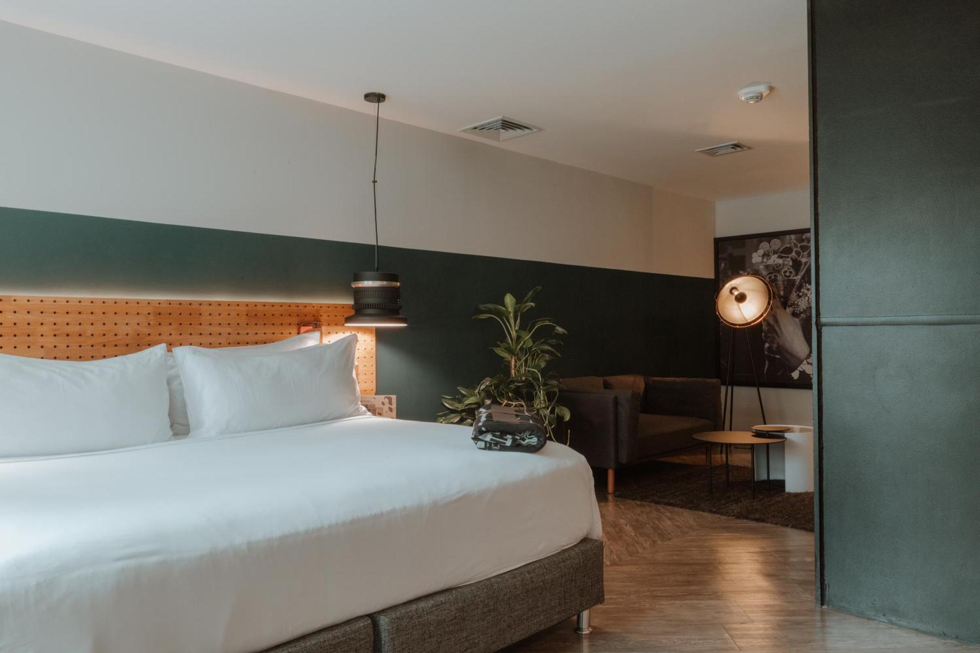 The Click Clack Hotel Medellín Esterno foto A room at the hotel