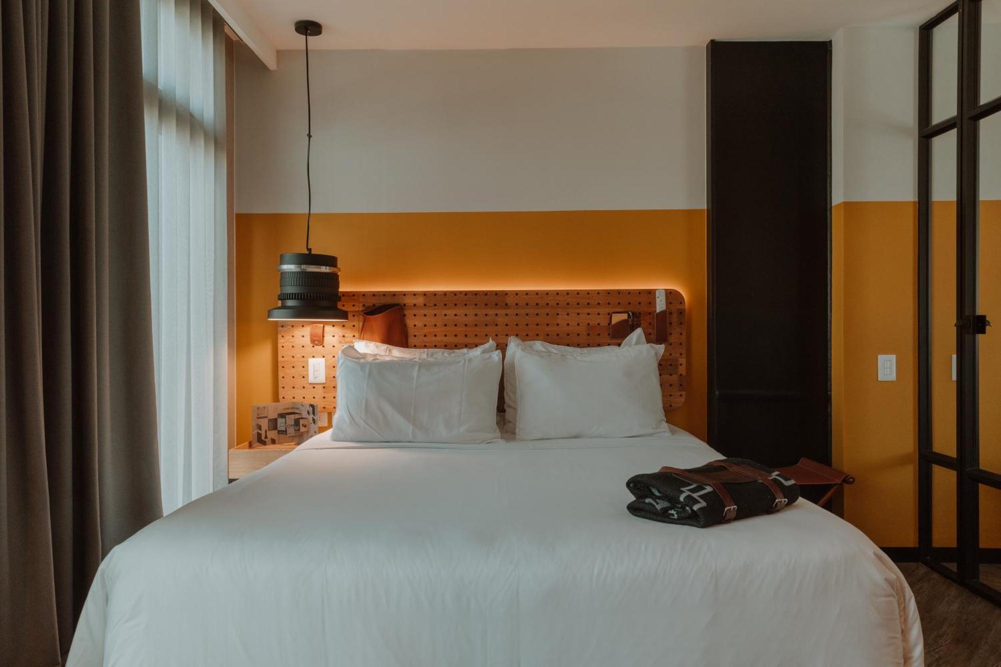 The Click Clack Hotel Medellín Esterno foto A room at the hotel