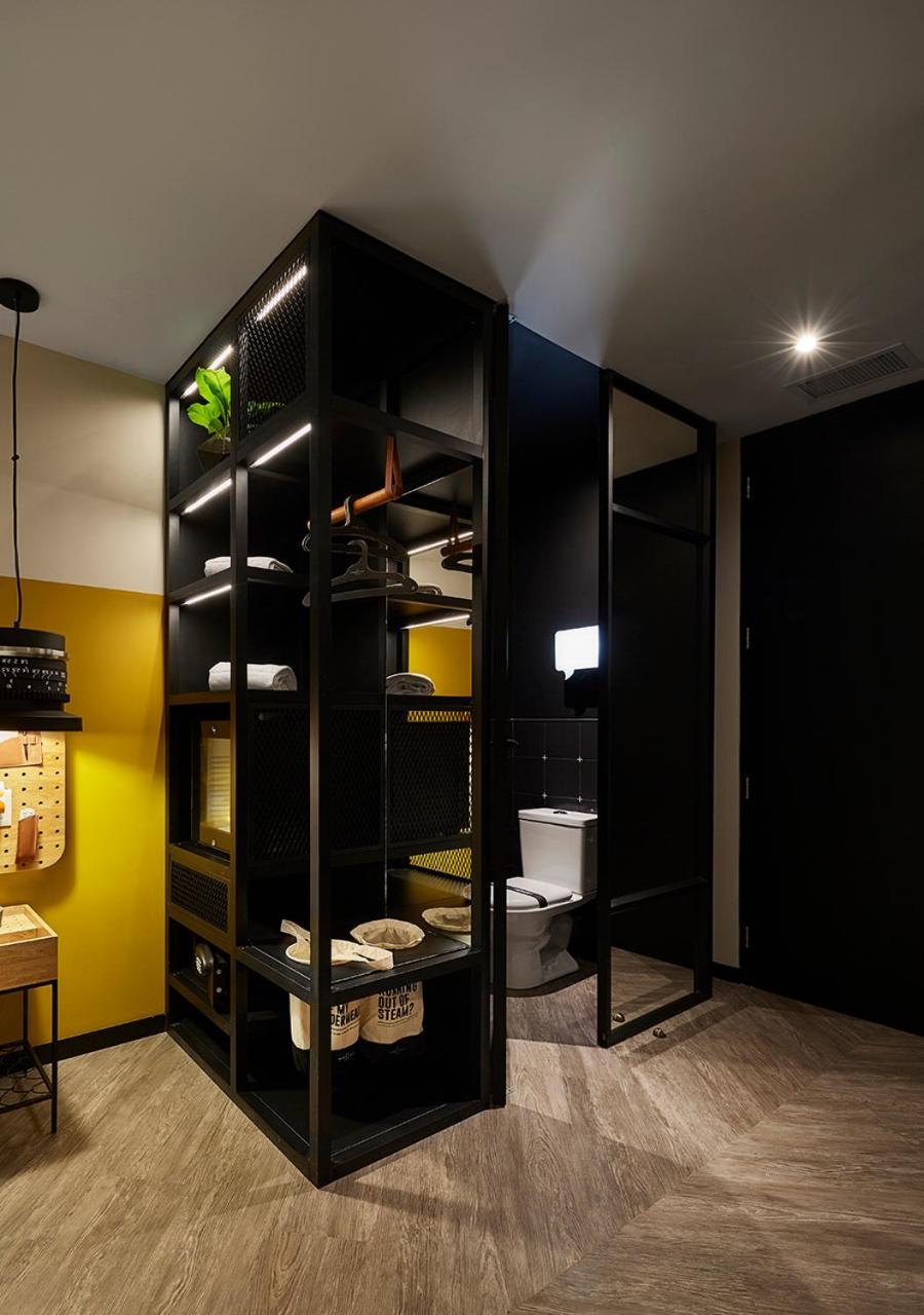 The Click Clack Hotel Medellín Esterno foto A bathroom in a micro apartment