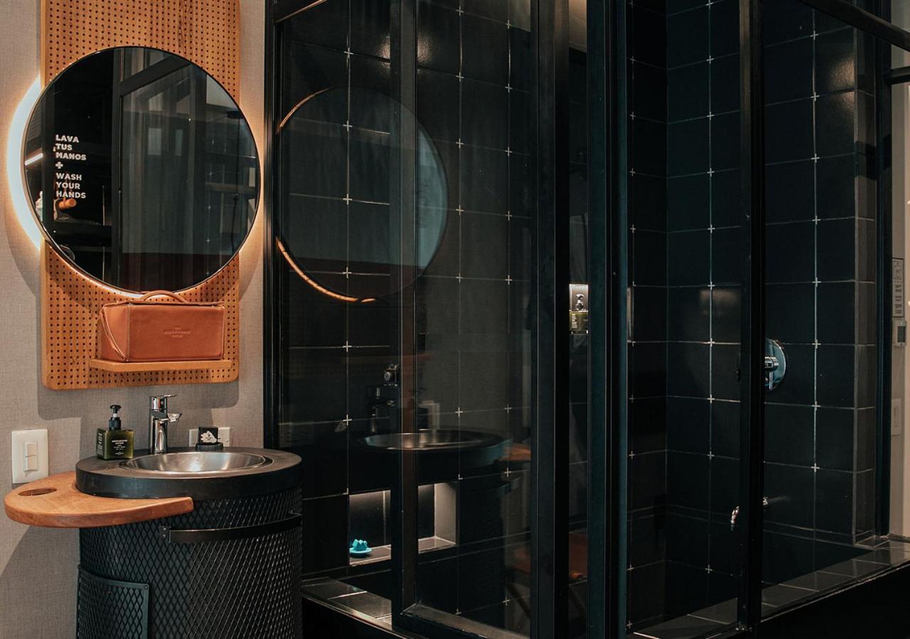 The Click Clack Hotel Medellín Esterno foto Bathroom at the Standard East Village