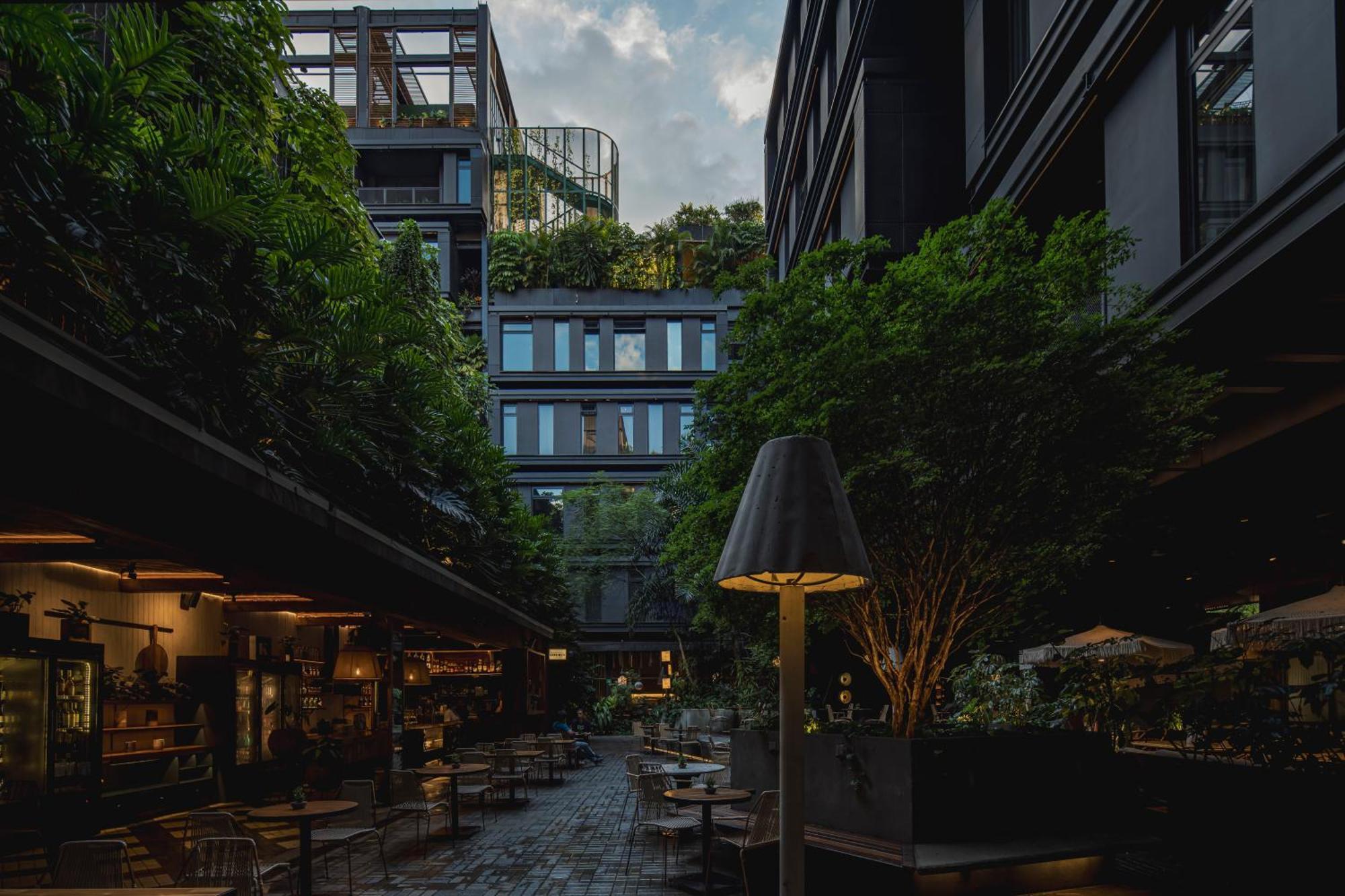 The Click Clack Hotel Medellín Esterno foto The courtyard of the hotel