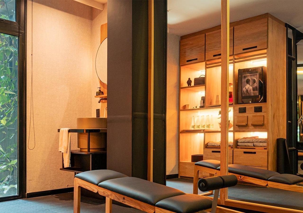 The Click Clack Hotel Medellín Esterno foto A treatment room at a chiropractor's office